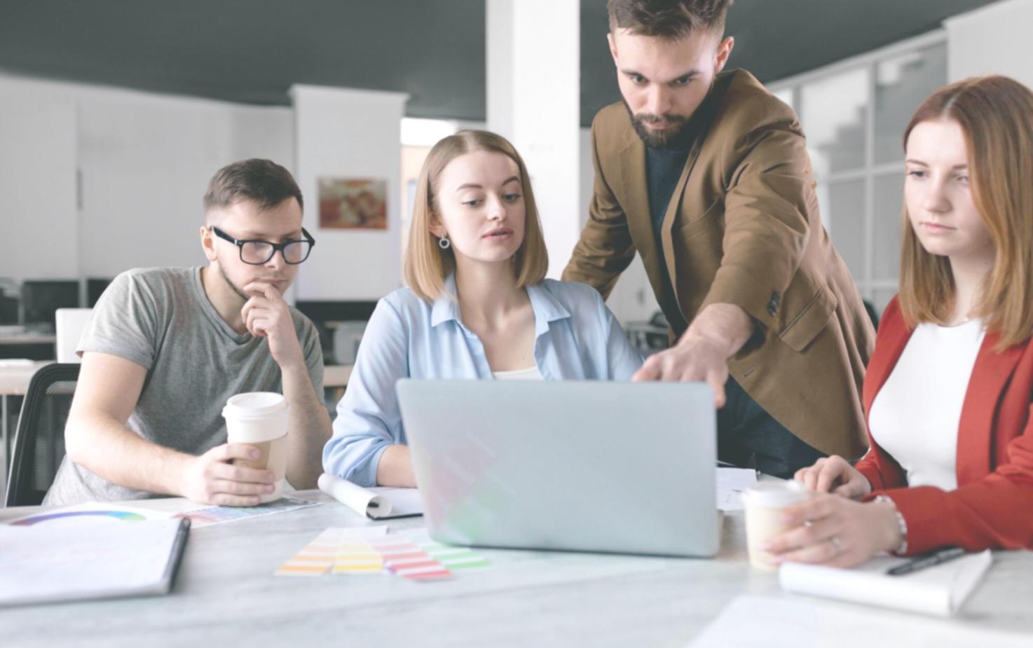 Persönliche Budgetplanung mit Taschenrechner und Unterlagen